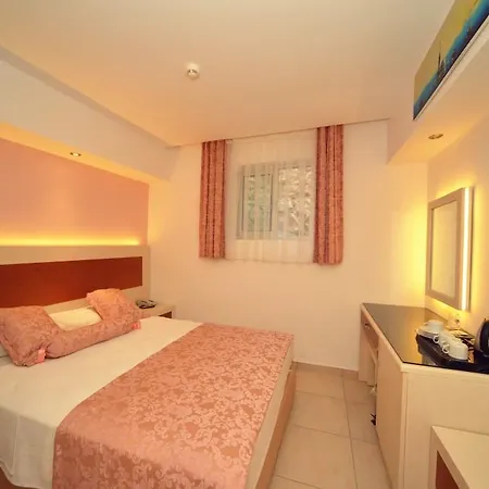 ホテル Montebello 4*